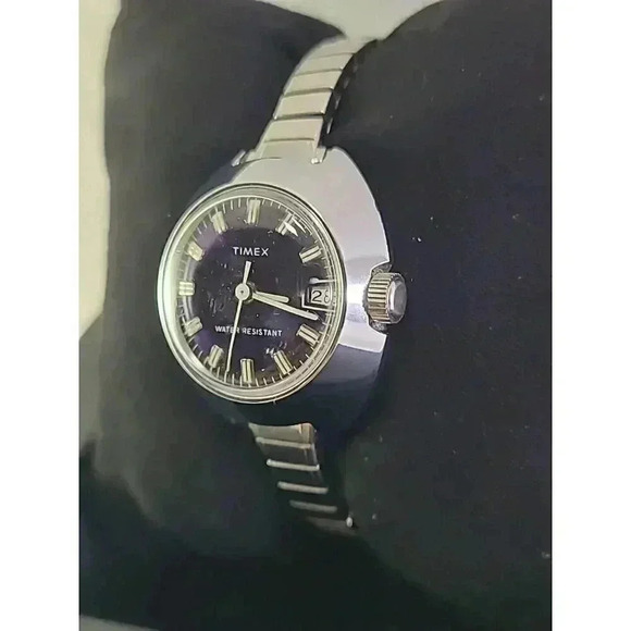 VINTAGE TIMEX ROUND MECHANICAL WIND UP WOMEN'S SILVER TONE WRIST WATCH - Picture 2 of 10